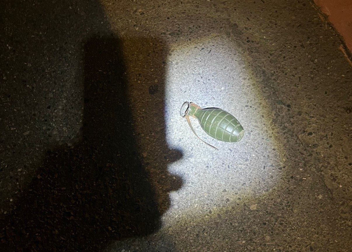 公車站驚見「手榴彈」嚇壞乘客!警重兵封鎖現場 一查竟是塑膠仿真品