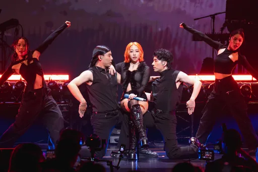 艾薇演唱會失控台上淚崩　男友吳霏、邱鋒澤都衝來了