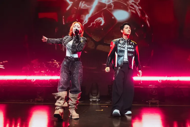 艾薇與男友吳霏同台。原音娛樂提供