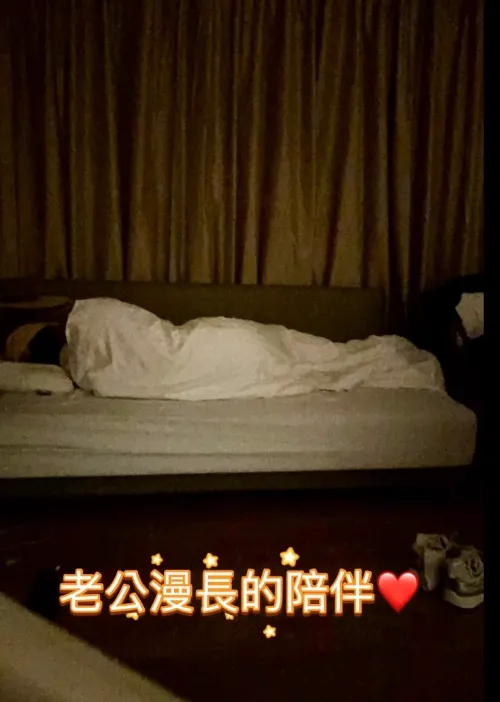 王家梁睡在病房，老婆隨時有什麼需要，都可以找得到他。翻攝許維恩IG