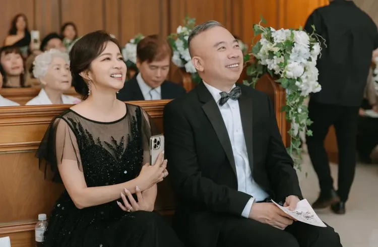 洪榮宏第二任妻子陳施羽（左）再婚後也覓得自己幸福。摘自臉書