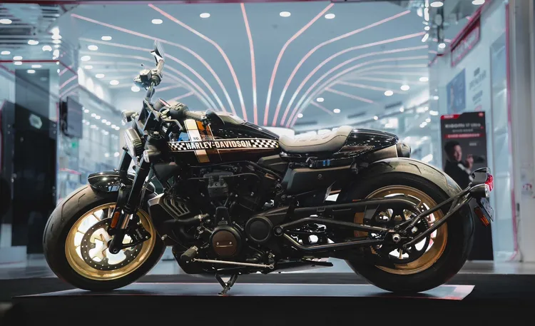 限量訂製車Harley-Davidson Sportster S Victory Legacy特仕版於活動現場亮相，以品牌賽道歷史為設計靈感，展現運動化性能風格。業者提供