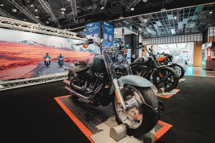 Harley-Davidson Fat Boy Titanium Phantom特仕版同步於外展活動中展出，以低調金屬質感與經典肌肉線條呈現不同於標準車型的風格設定。業者提供