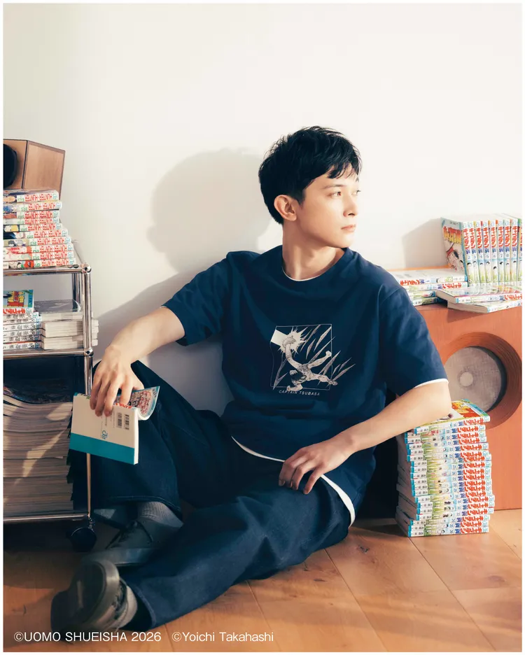 吉澤亮穿著《足球小將翼》印花T恤。品牌提供