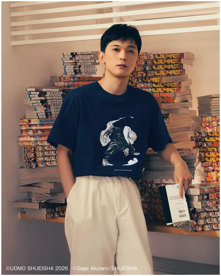 吉澤亮穿著《咒術迴戰》印花T恤。品牌提供