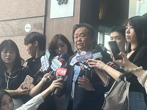 蔡英文忙爬山還被藍營拱選總統！王世堅打臉：她閒雲野鶴　