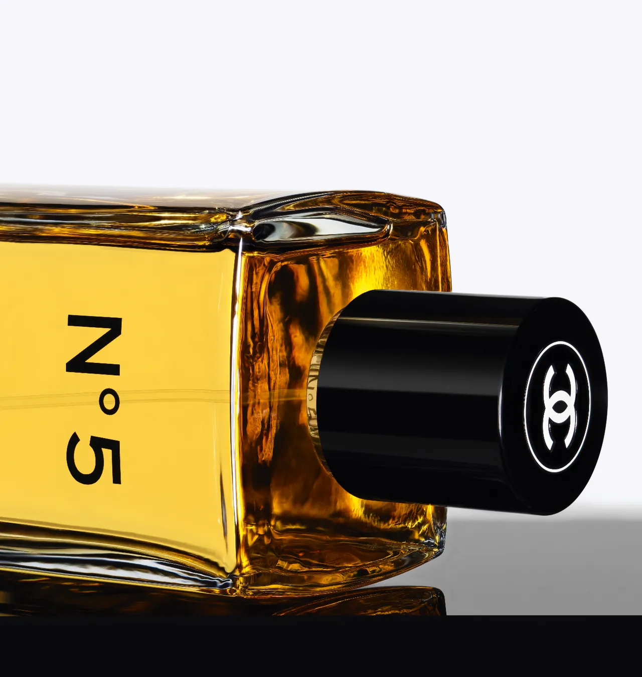 香奈兒N°5淡香水回歸最初瓶身比例。品牌提供