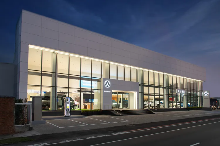 展示中心導入品牌最新企業識別，挑高設計搭配完整車系展示，並設置以露營文化為主軸的VanLife展示區。業者提供