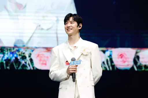 李帝勳登台寵粉抱不停喊「要我嗎」！曝《信號2》動向想來開計程車