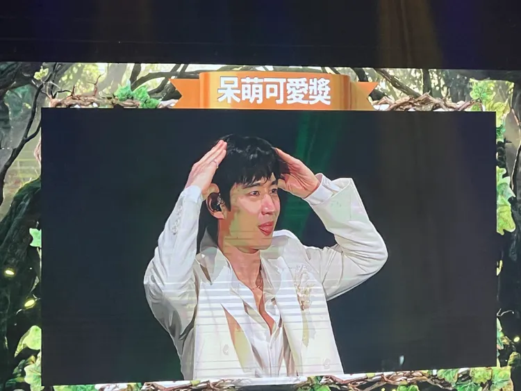 李帝勳比出狗耳朵寵粉。讀者提供