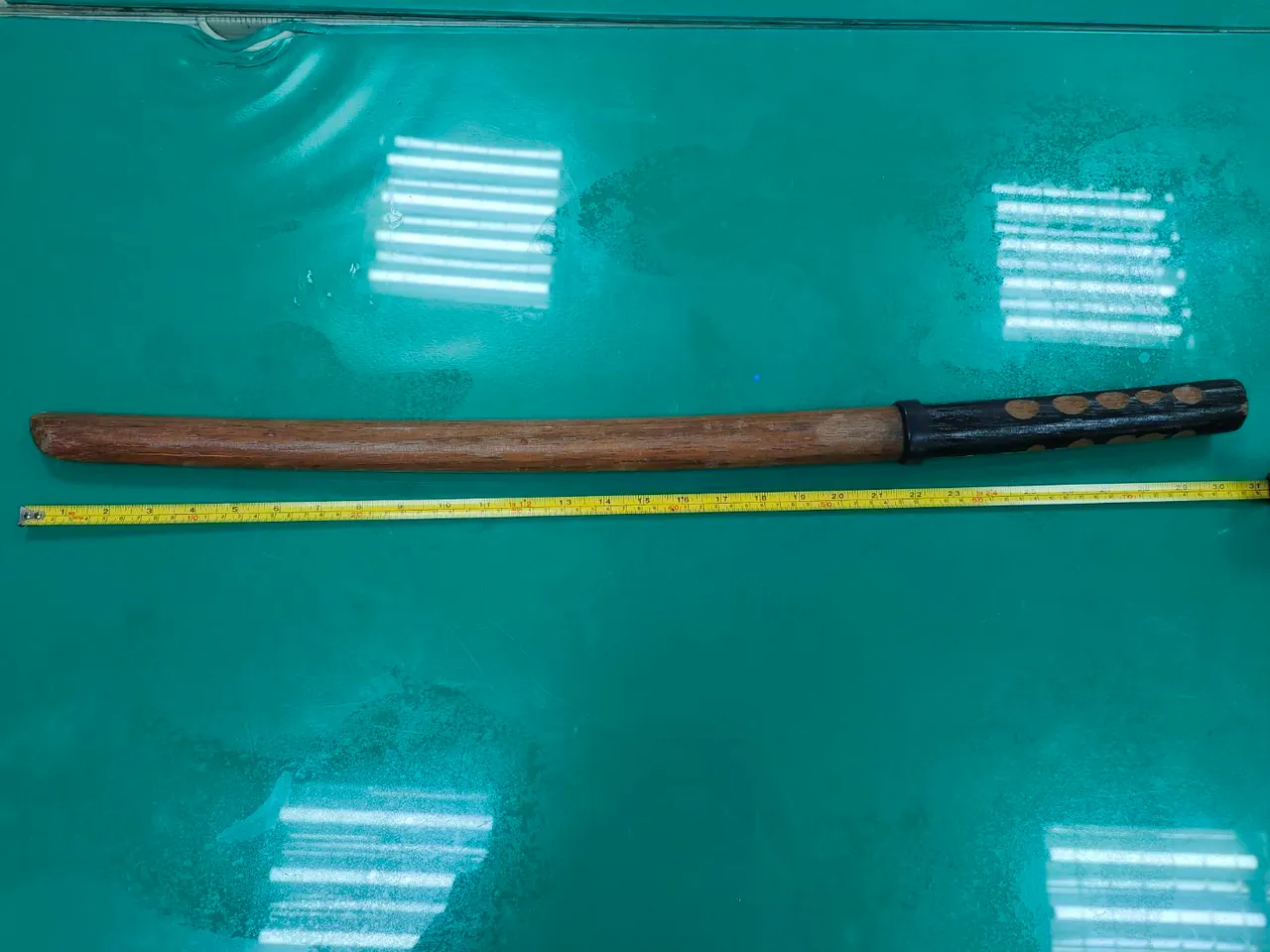 警方查獲木刀。翻攝畫面
