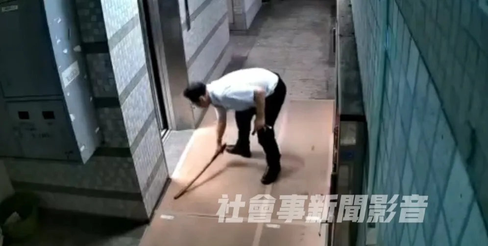 謝男深夜持木刀揮舞，鄰居嚇壞。翻攝自社會事新聞影音平台