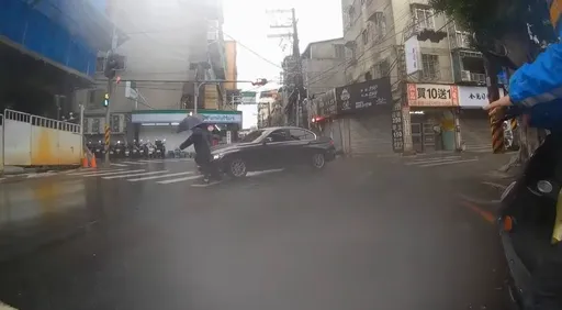 BMW左轉撞斑馬線行人　直接跑了！警調監視器開罰