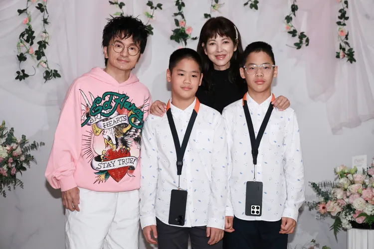 陳明真的兩個兒子擔任花童，唐從聖一起開心合影。彭欣偉攝