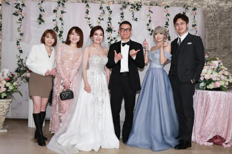 劉盈盈（左三）和老公補辦婚宴，Makiyo和主播群們開心合影。彭欣偉攝