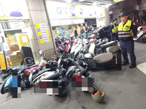 小客車撞倒24機車！駕駛精神恍惚　警察到場一查就知是因為這違禁品