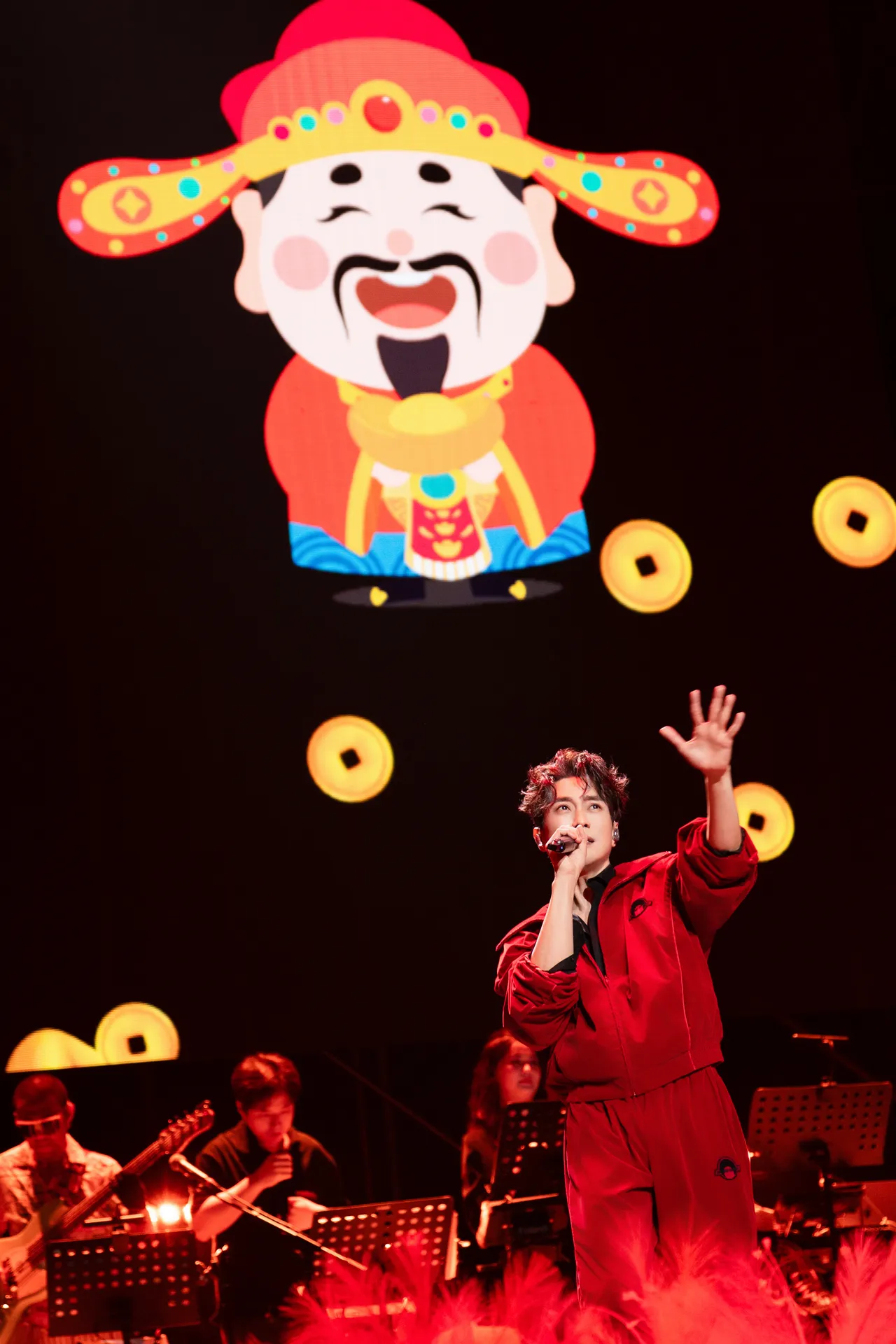 張棟樑首澳門收官場選唱許冠傑的《財神到》應景新年氣氛。張棟樑第二十一個故事巡演官方提供