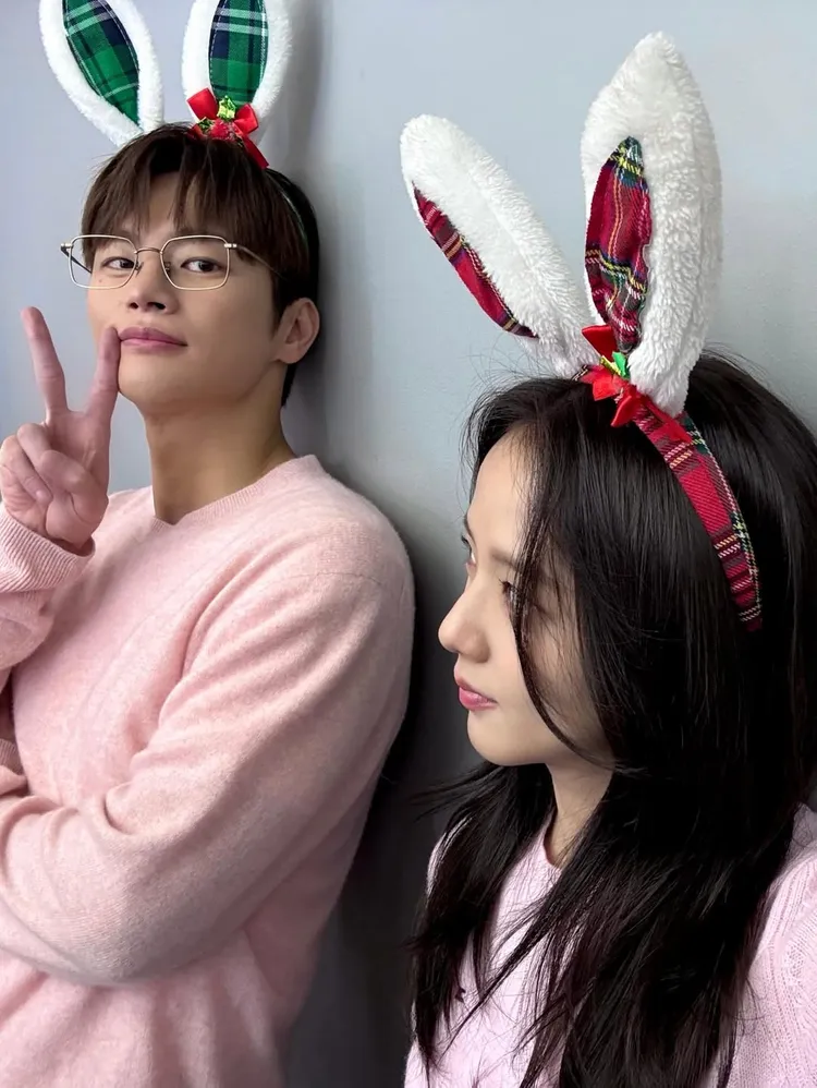 Jisoo（右）曬出與徐仁國（左）的俏皮合照。翻攝Jisoo IG