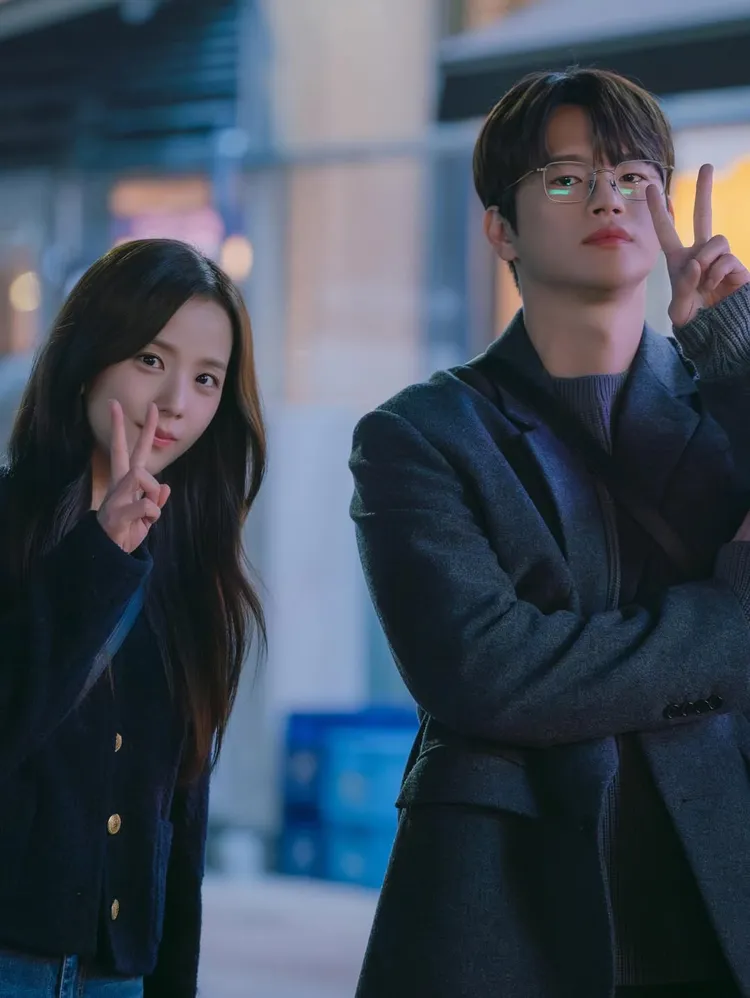 Jisoo（左）與大7歲的徐仁國（右）意外很有CP感。翻攝Jisoo IG