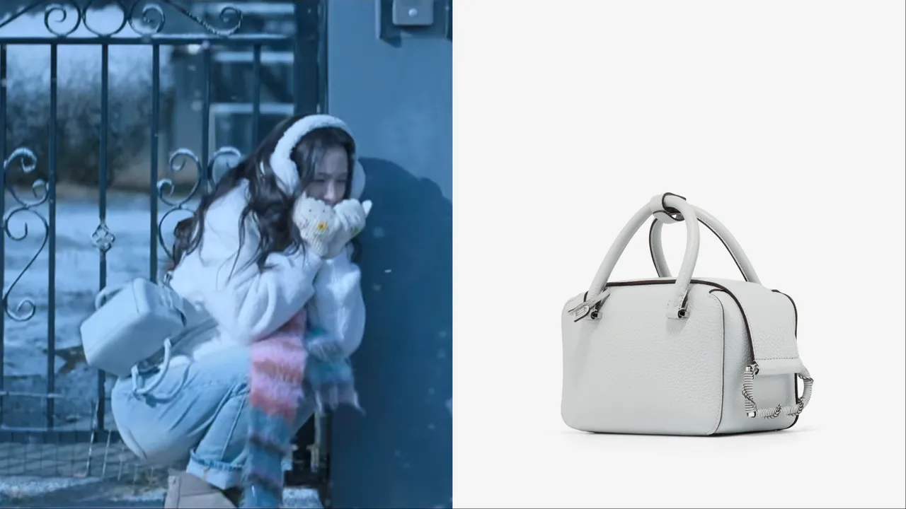 Jisoo以淺色系穿搭配上Delvaux Cool Box Mini Enlaced雲朵藍。左圖翻攝Netflix、右圖品牌提供