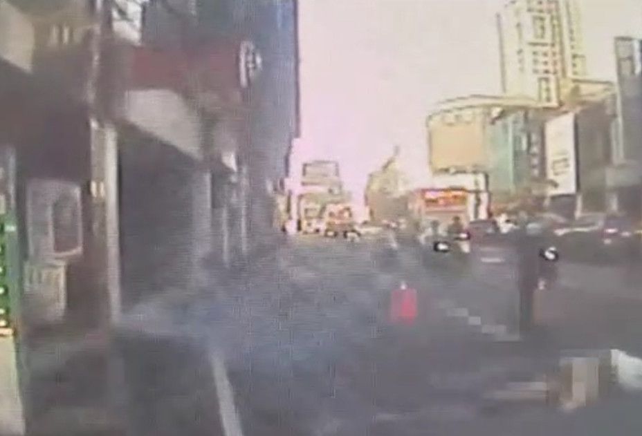 桃園鬧區女子墜樓 OHCA送醫急救中