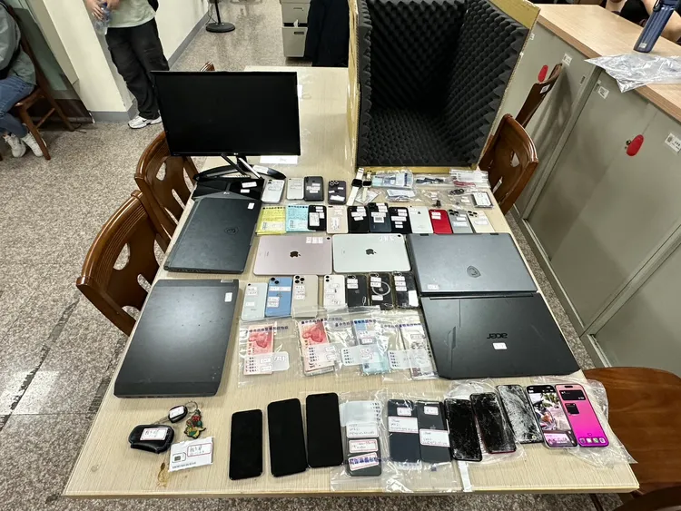 警方查扣手機32支、平板2台、筆電4台、14萬3,200元、自小客車2輛、工作隔音箱等證物。翻攝畫面