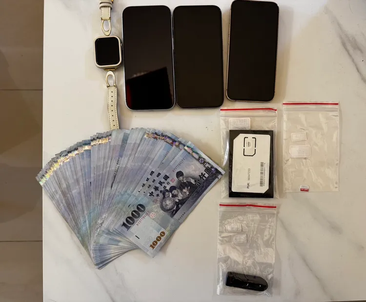 警方查扣手機32支、平板2台、筆電4台、14萬3,200元、自小客車2輛、工作隔音箱等證物。翻攝畫面