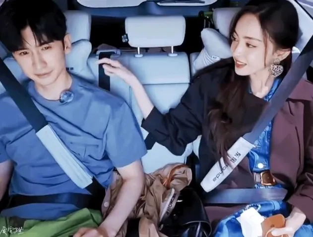 古力娜扎與張雲龍在綜藝《旅行任意門》互動曖昧。翻攝《旅行任意門》