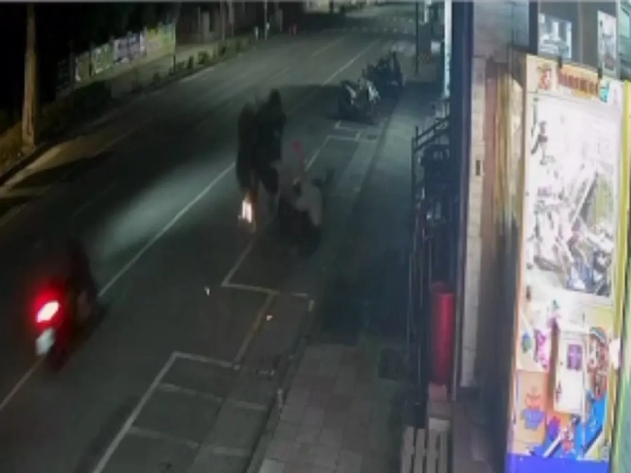 王男撞上路邊停放機車後，連人帶車飛起，在空中翻了三圈才落地。翻攝畫面