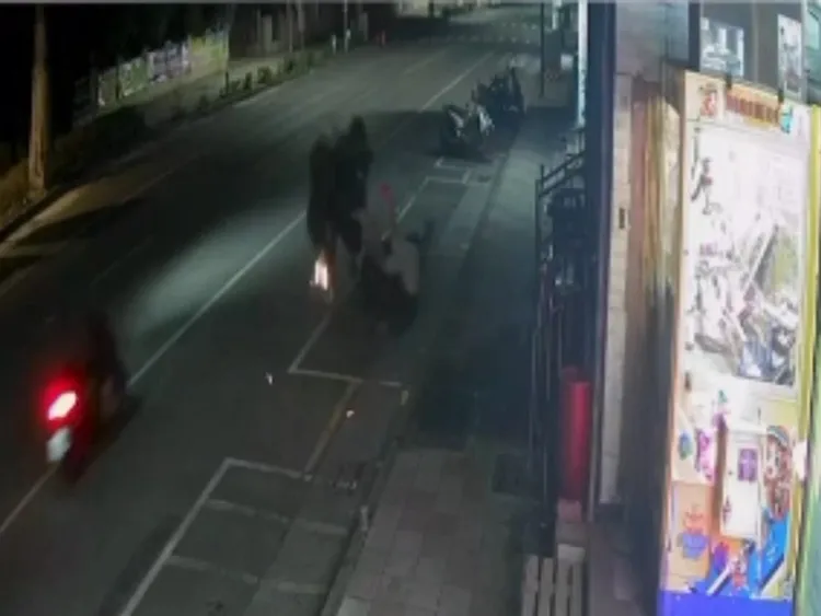 王男撞上路邊停放機車後，連人帶車飛起，在空中翻了三圈才落地。翻攝畫面