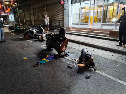 空翻三圈！醉男騎車自撞路邊停車　多處擦傷還吃上官司