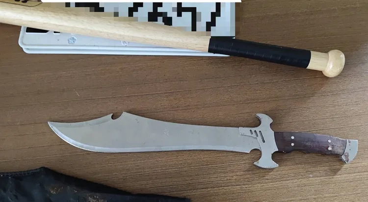 警方查扣長刀與球棒。翻攝畫面