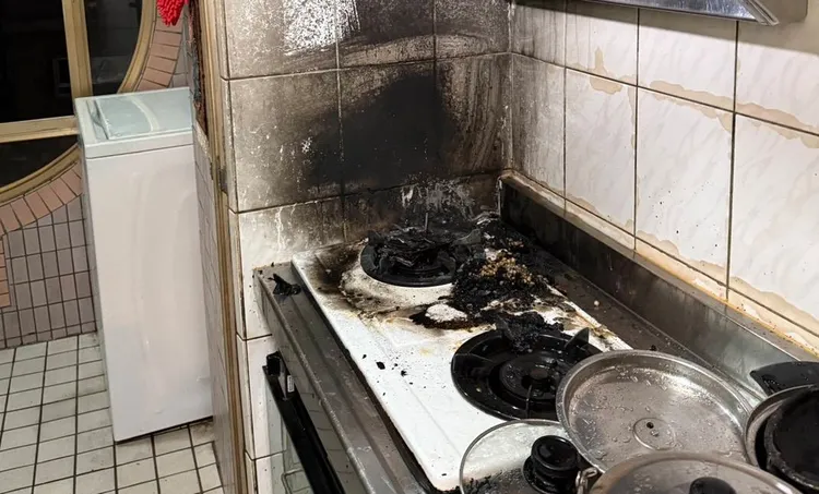 士林區一處民宅深夜傳出火警，竟是逆子搶母親手機點燃。翻攝畫面