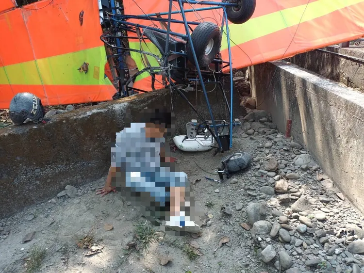 51歲吳男頭部撕裂傷、腿部骨折送醫救治，暫無生命危險。民眾提供