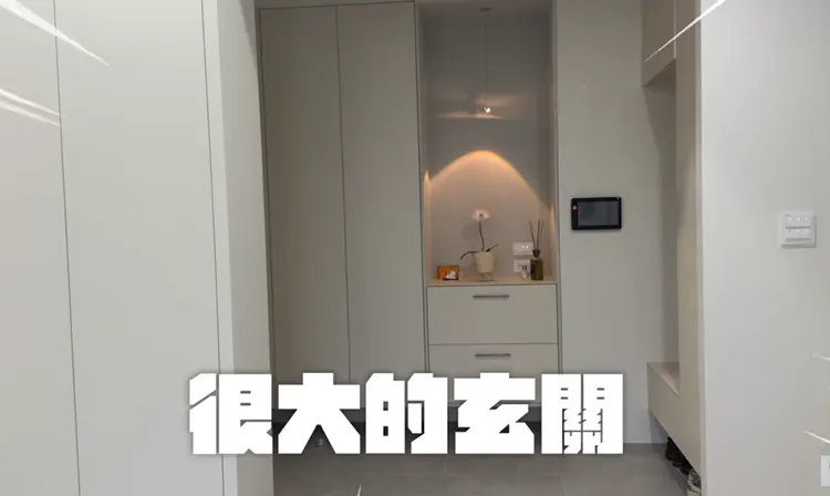 愛莉莎莎很滿意現在的大玄關。翻攝愛莉莎莎YT