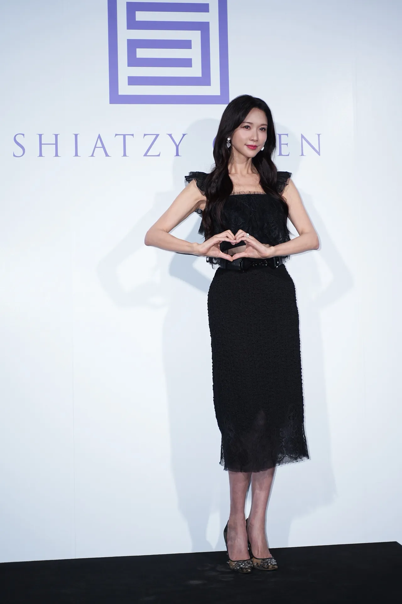 林志玲身著夏姿2026春夏系列黑色蕾絲背心套裝裙。彭欣偉攝