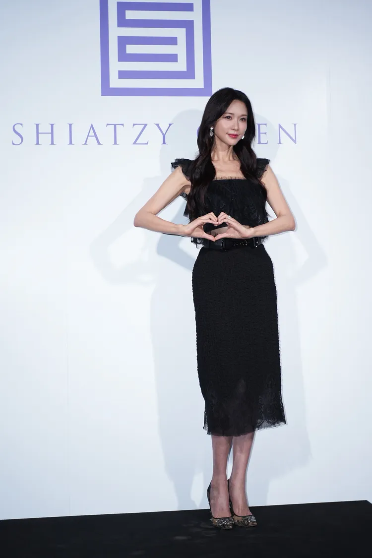 林志玲身著夏姿2026春夏系列黑色蕾絲背心套裝裙。彭欣偉攝