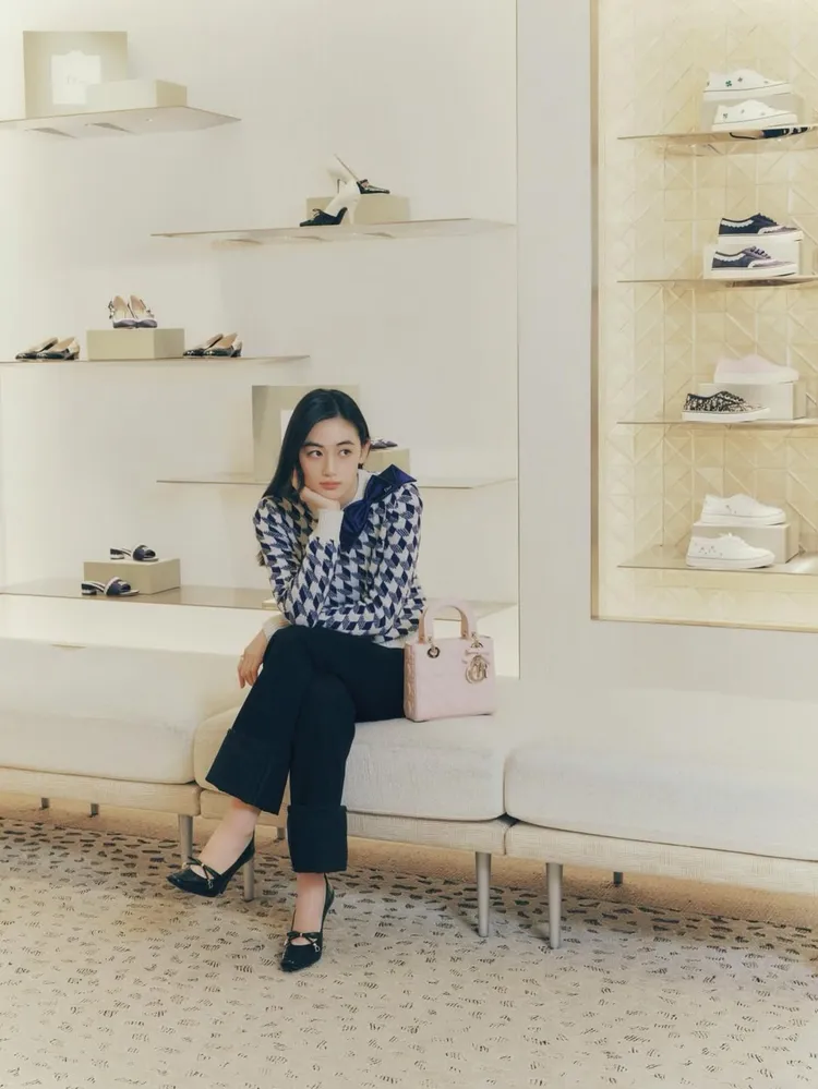 日本女星八木莉可子腳上的鞋也有蝴蝶結元素。翻攝IG