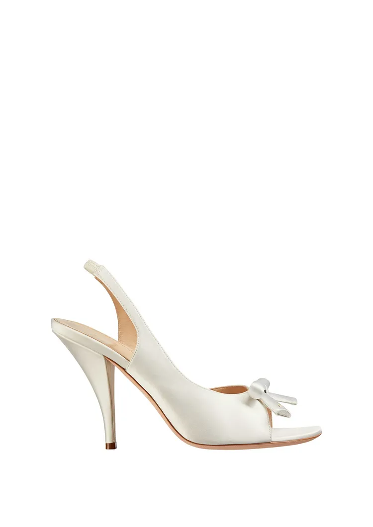 DIOR BOW 白色緞面蝴蝶結高跟涼鞋，3萬8000元。品牌提供