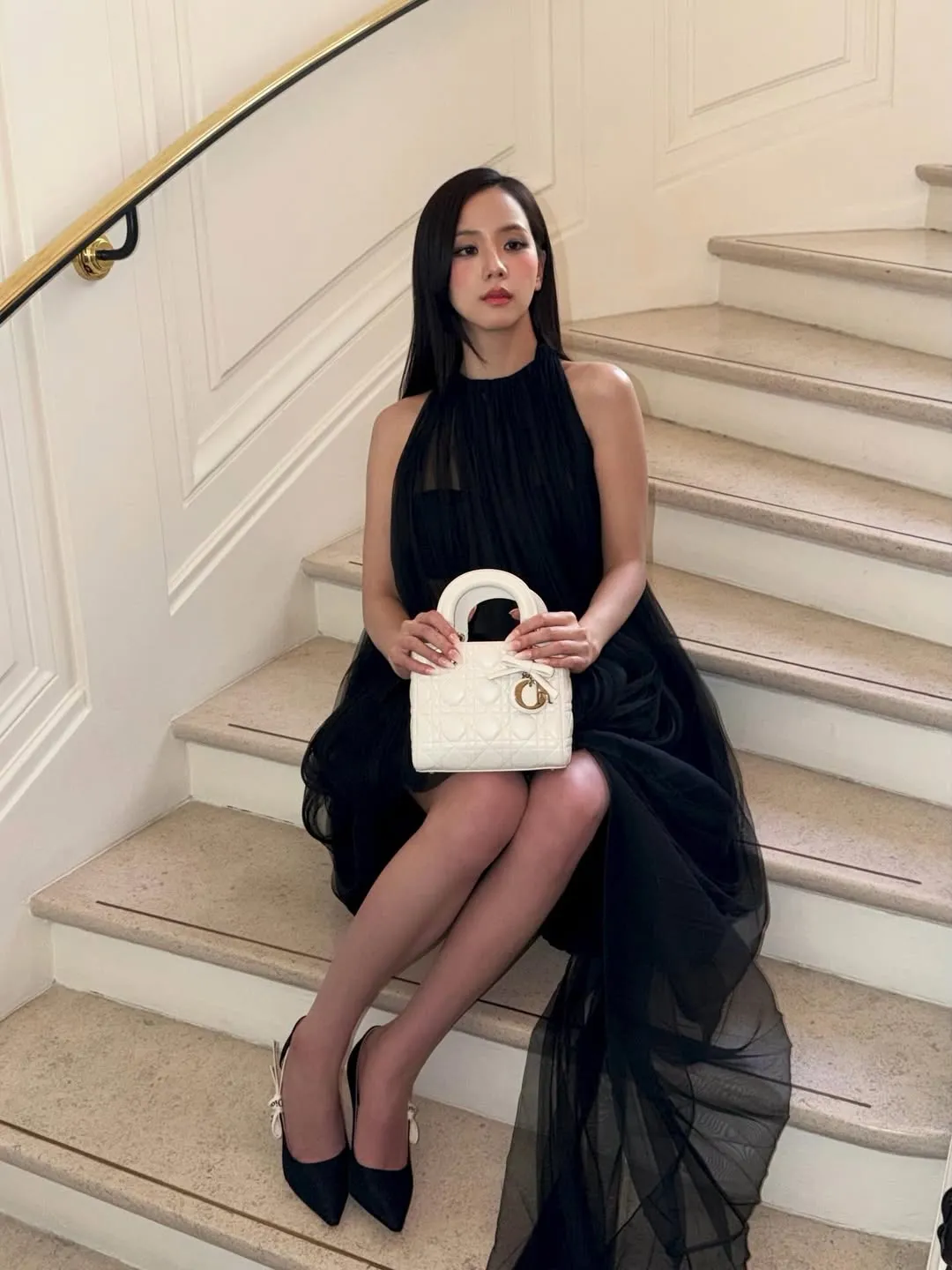 Jisoo選搭Lady Dior包款。翻攝IG