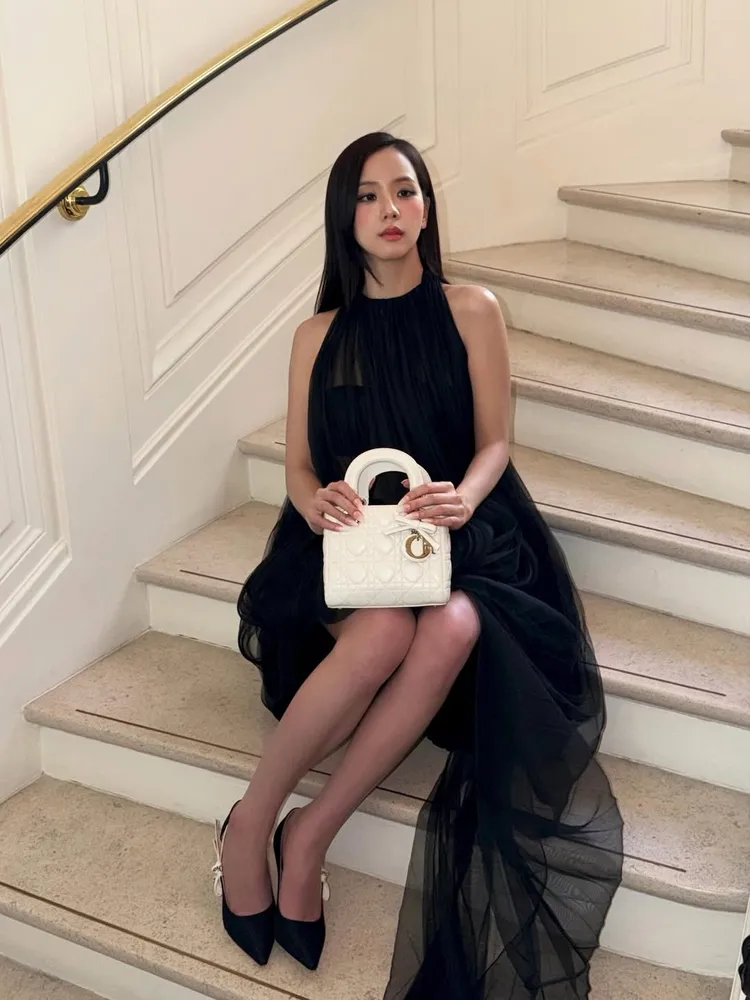 Jisoo選搭Lady Dior包款。翻攝IG