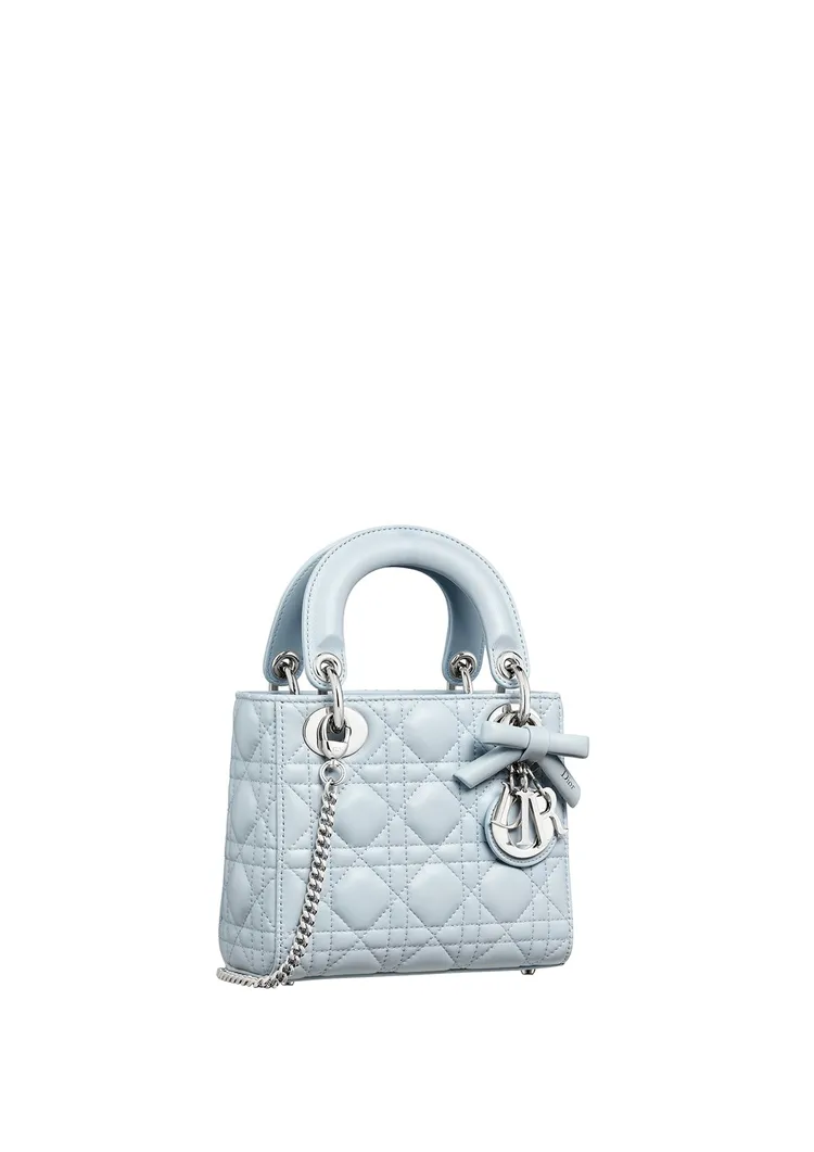 Lady Dior冰藍色蝴蝶結籐格紋小羊皮迷你提包，18萬5000元。品牌提供