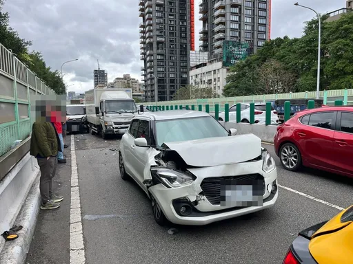 北市建國高架4車連環追撞　1駕駛頭暈就醫