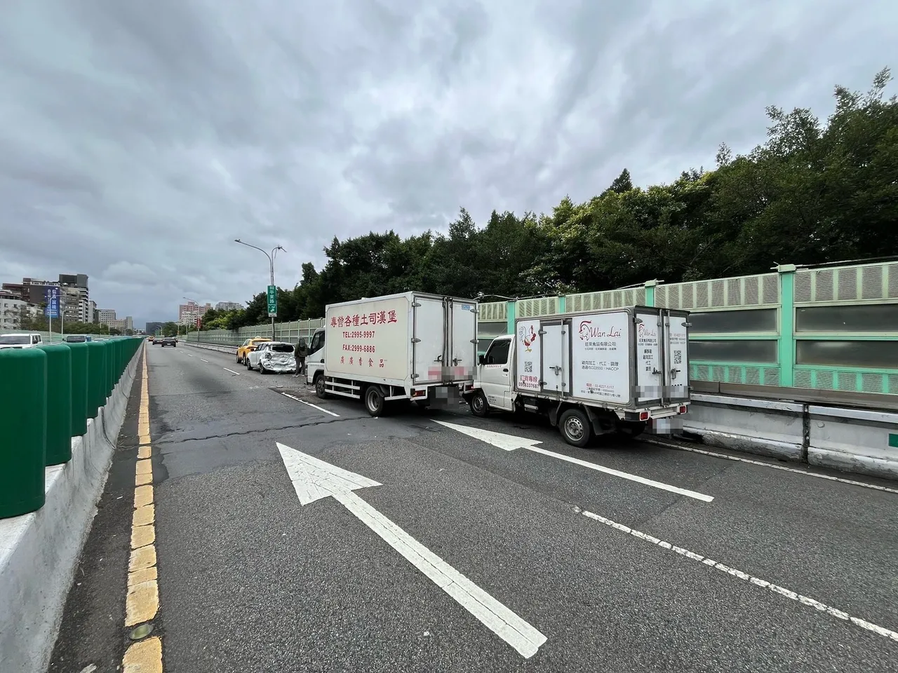 建國高架4車連續追撞。翻攝畫面