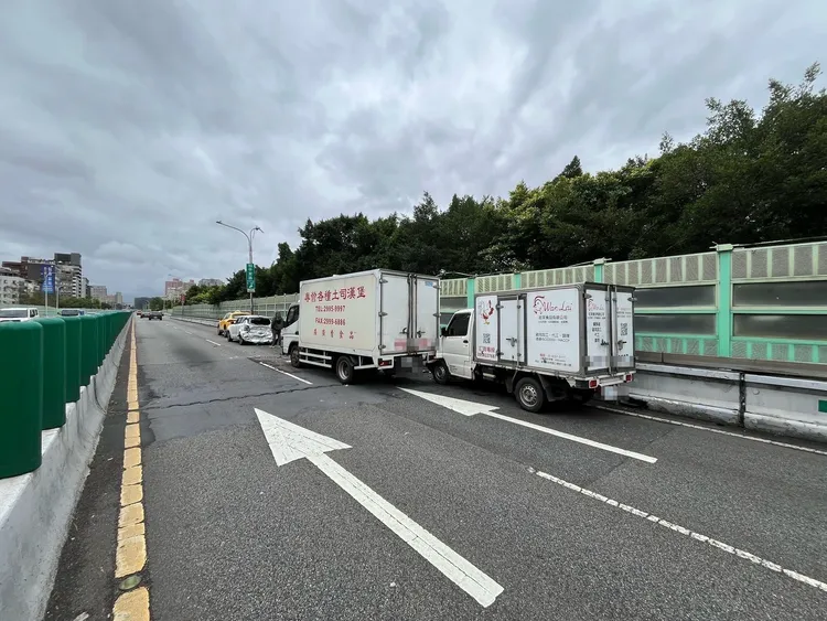 建國高架4車連續追撞。翻攝畫面