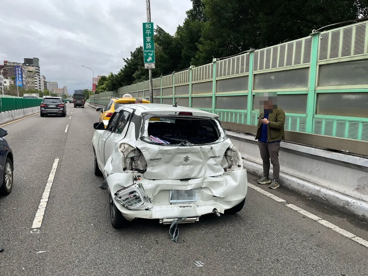 遭追撞的小客車。翻攝畫面