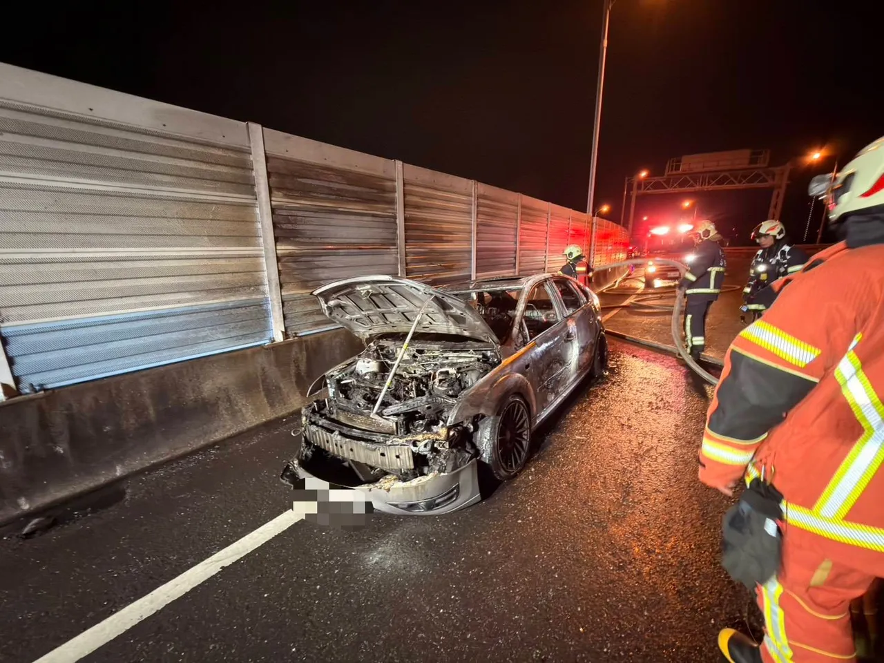 華姓駕駛於車起火後一度受困，情急下破窗死裡逃生，但手部也因此受傷送醫包紮。翻攝畫面