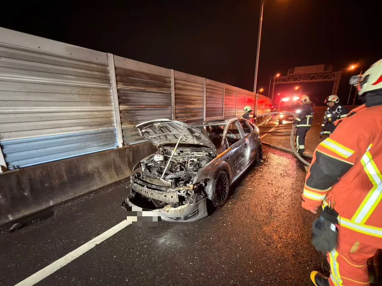 華姓駕駛於車起火後一度受困，情急下破窗死裡逃生，但手部也因此受傷送醫包紮。翻攝畫面