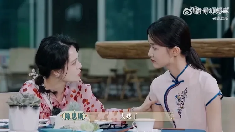 2024年甄嬛團綜《煥新環遊傳》陳思斯（左）和紀姿含相聚，慈母上身直呼太瘦了。翻攝陳思斯微博