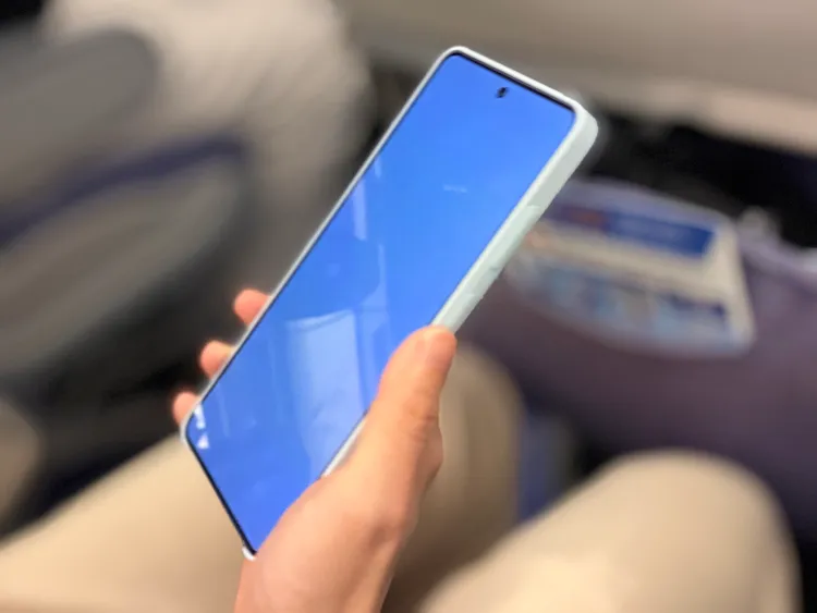 開啟智慧防窺後在飛機上也不用擔心被旁邊的乘客看到螢幕內容。趙筱文攝